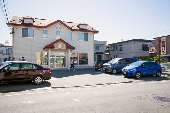 盛岡市内の住宅地にある〈福田パン 長田町本店〉。この店だけで毎日1000個〜2000個のコッペパンを販売する。