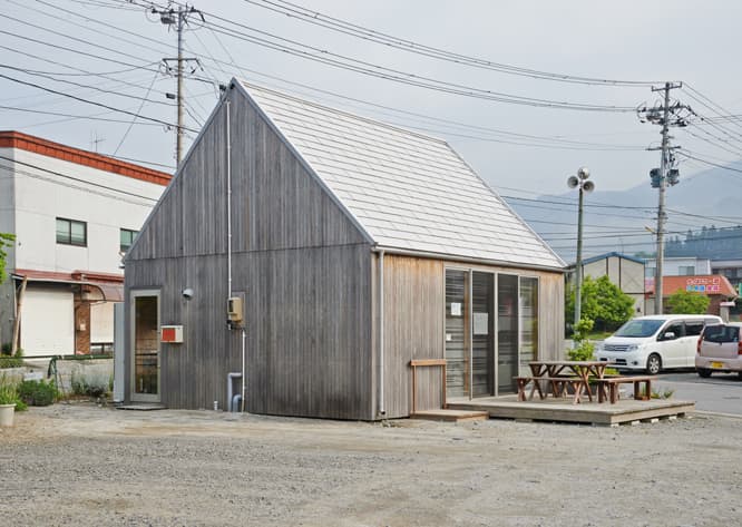 本設の〈りくカフェ〉ができる前に建てられた、仮設の〈りくカフェ〉。現在も同じ敷地内にあり、レンタルで踊りの稽古場やカウンセリングルーム、集会所などに利用されている。