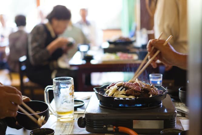 老若男女、遠野では誰もがジンギスカンをよく食べる。ジンギスカン初心者は店にある「焼き方マニュアル」を一読してから味わいたい。