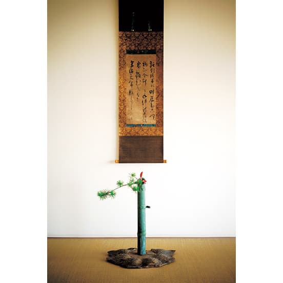 軸《梅花の偈》一休宗純、《雨樋銅花入 銘咲甫大夫》撮影：森山雅智。「趣味と芸術」セクションで展示される床のしつらえの一つ。