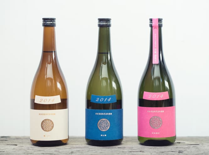 左から／酒米別に仕込むカラーズシリーズより、秋田産酒造好適米・酒こまちを使った「エクリュラベル」（720ml）1,360円、美山錦を使った「ラピスラベル」（720ml）1,700円、秋田県産米「コスモスラベル」（720ml）3,500円。