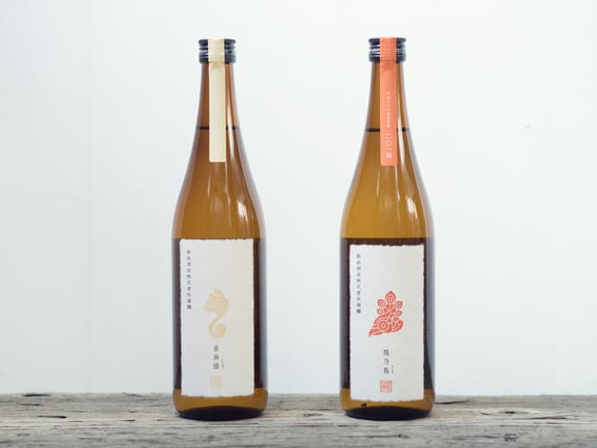 実験的な酒が揃うプライベートラボシリーズ。左／白麹仕込み純米酒「亜麻猫（アマネコ）」（720ml）1,500円、右、純米 貴醸酒「 陽乃鳥（ヒノトリ）」（720ml）1,900円。