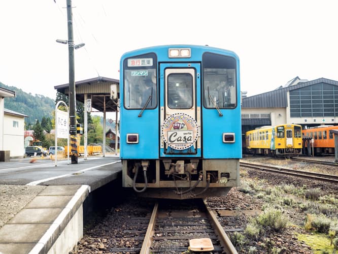 ヘッドマークにロゴが入った「カーサ ブルータス号」の勇姿。秋田内陸縦貫鉄道の本社と車両基地がある阿仁合（あにあい）駅にて。冬季は着雪のため、ヘッドマークは運転台前面ガラス内側からの貼り付けとなる。