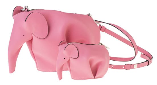 奥／バッグ145,000円、手前／コインケース37,000円（ロエベジャパン TEL 03 6215 6116）。