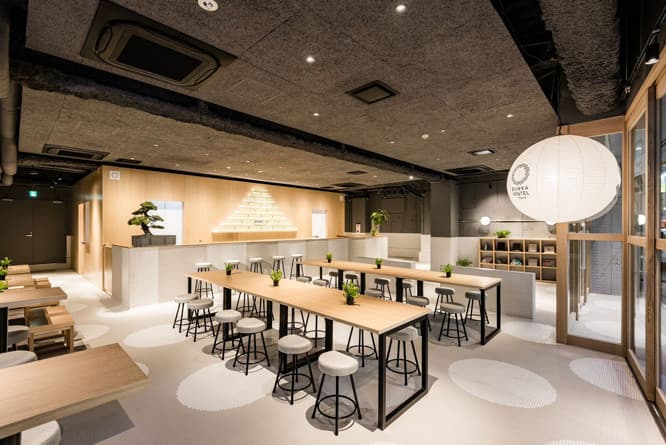 〈居酒屋ブンカ〉は、提灯や盆栽など和モチーフを散りばめつつ、リアルな日本らしさを意識。入り口横にはオリジナルグッズを販売するショップスペースも。16時～22時30分LO。