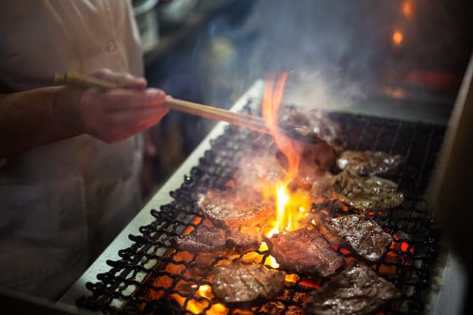 牛たんは仕込みも大事だが、最終的な味の優劣を決するのは「焼き」。ちょうどよい火加減の炭をみつけ手早く焼いていく。炭火に対しては一瞬たりとも気が抜けない。