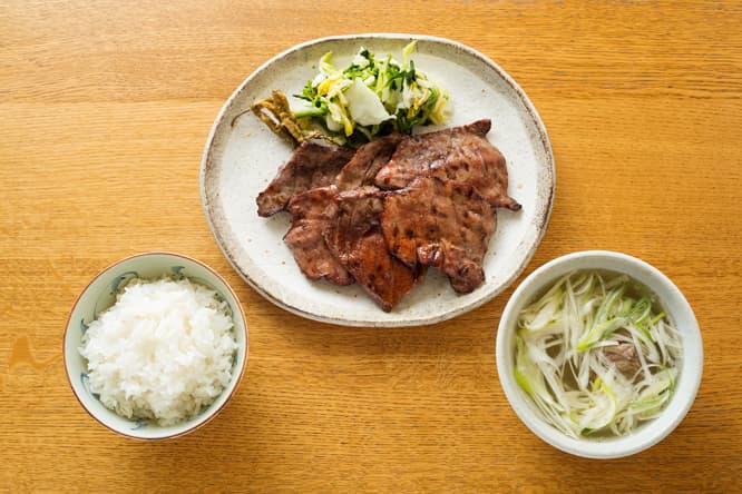 牛たん定食1.5人前2000円（税込）。牛たんに添えられる漬け物の定番は南蛮漬け。そのほか白菜、キュウリなど店によってさまざま。ご飯は麦めしが基本だが、麦の量はこれまた店によって異なる。おやまのご飯はほぼ白米で、麦は1割程度と少なめだ。