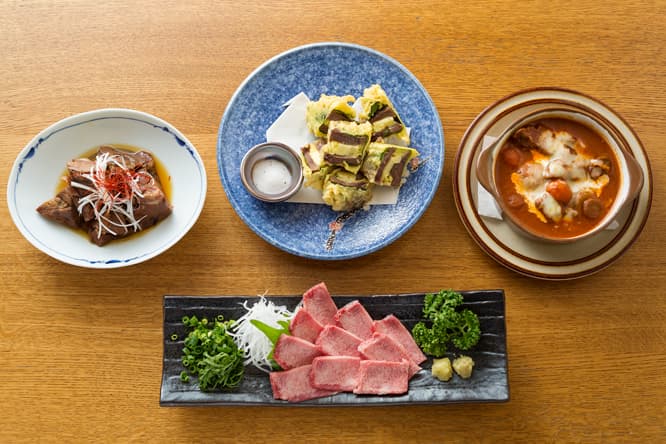 上左／たん大和煮750円（税込）。上中／しそチーズ揚げ800円（税込）。上右／たんシチュー950円（税込）。下／たん刺し1650円（税込）。たん刺しだけは国産牛を使っている。