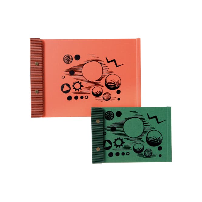 〈スナップパッド for カルダー財団〉A4タンジェリン5,940円、A5パイングリーン4,860円（ポスタルコ TEL 03 6455 0531）。公式サイト
