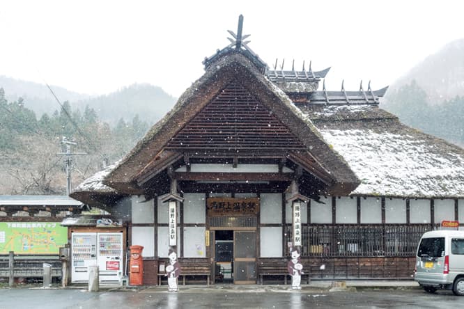 大内宿の町並みになぞらえた茅葺屋根の駅舎で知られる湯野上温泉駅。2002年には「東北の駅百選」に認定された。