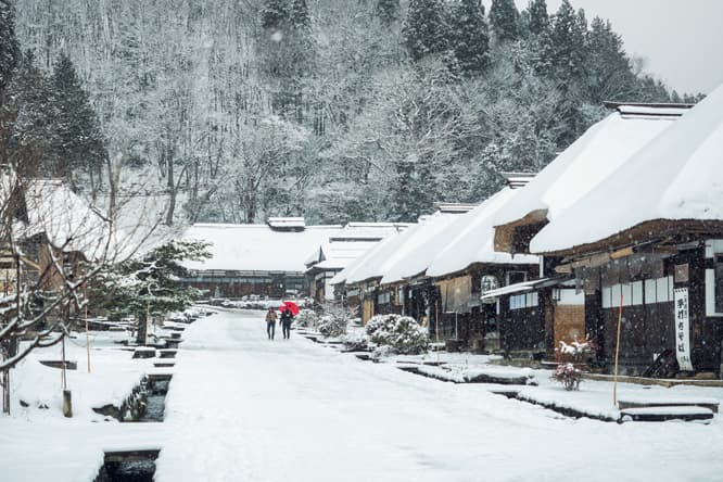 茅葺屋根の建物は、寄棟造が主流。街道の両脇にある用水路を流れる水は、明治期に水道が通るまでは生活用水として使われていた。