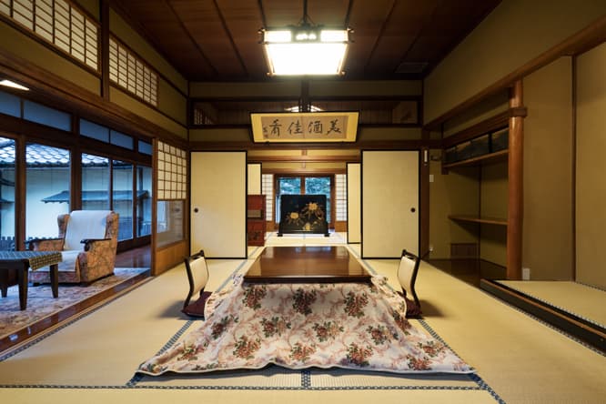 大正時代の東山温泉史に「宮内庁指定棟、各皇族方お泊りの御殿」と記された〈はなれの間〉。造作は書院造の手法を厳格に守り、回り廊下に囲まれた座敷は十畳、四畳、六畳に仕切られている。『美酒佳肴（びしゅかこう）』の書は野口英世によるもの。