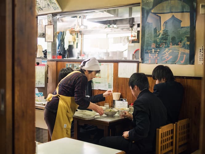 ファストフード店やカフェで寄り道する感覚でラーメンを食べに来る学生たち。喜多方ラーメンは小さな子どもからお年寄りまで、幅広い世代に愛される喜多方のソウルフードだ。