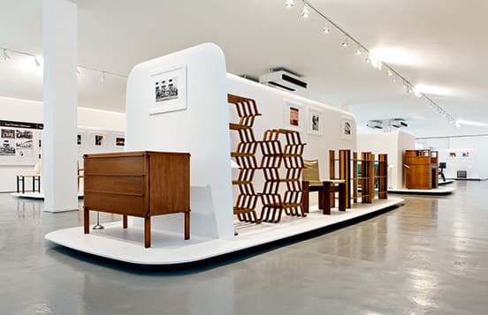 モルテーニグループ（Molteni&amp;C、Dada、Unifor、Citterio）のアイコン48点を展示。キュレーションと会場構成はジャスパー・モリソン。