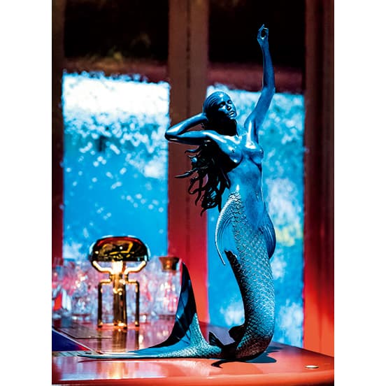 ダミアン・ハーストの人魚の彫刻。