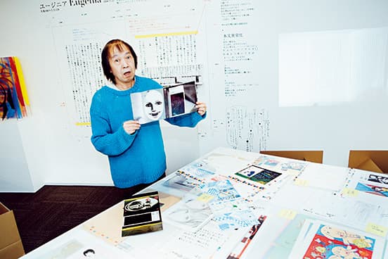 会場をチェック中の祖父江氏。表紙を見るだけで背筋がぞぞぞと凍りついてしまう、楳図かずおの『恐怖』を手にして、展示内容を検討中。会場には祖父江氏が監修で関わった書体「凸版文久体」を徹底検証するコーナーや、『心』の巨大本や漱石の直筆原稿を展示した「漱石室」が出現。