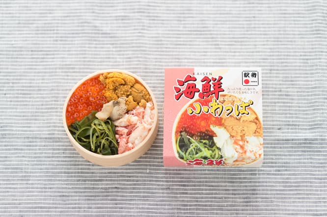 中身もパッケージそのまま、いくらもうにもたっぷりの《海鮮小わっぱ》。三方を海に囲まれた青森県は、海の幸の宝庫。その恵みを贅沢に味わえるのが《海鮮小わっぱ》だ。
