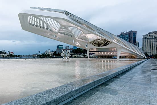 屋根にはソーラーパネルがついていて太陽の動きに合わせて開閉し、最大の発電効率を目指す。