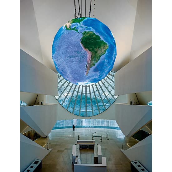 空中に浮かぶ地球儀。