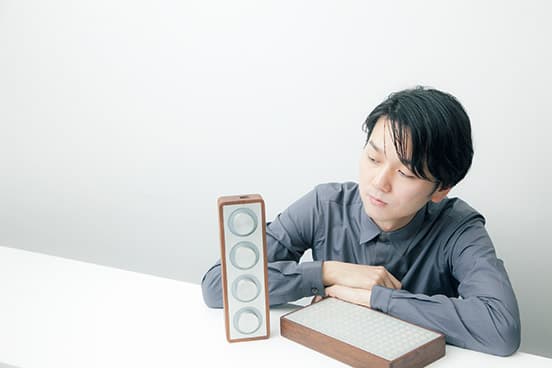 5年ほど前に購入した〈monome〉社の《grid》（写真右）と《arc》（左）。価格はどちらも10万円前後。ほぼハンドメイドのため、HPからの通販のみ。