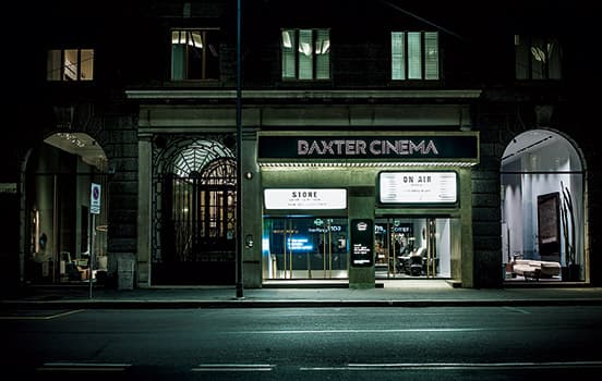 映画館の面影が残り、ひときわ目を引く外観。