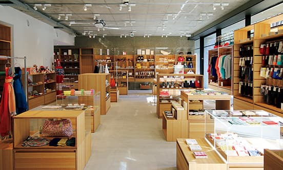 大きな窓から緑を望める店舗設計を手がけたのは、長坂常。店内では、今後イベントや企画展なども行っていく予定。