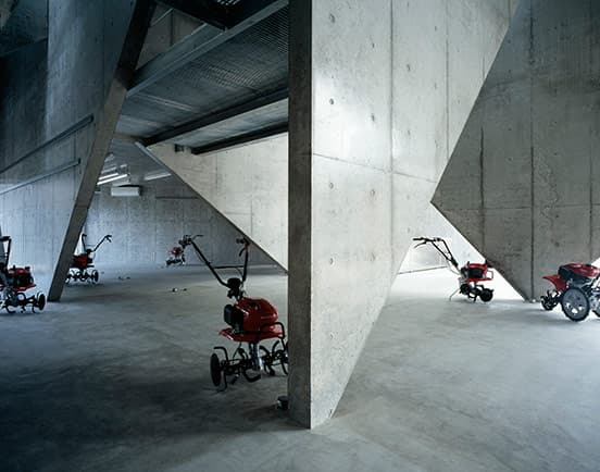 平田晃久の〈桝屋本店・農作業器具ショールーム〉（2006-07）。©Nacása &amp; Partners Inc.