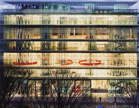 伊東豊雄〈せんだいメディアテーク〉（1995-2001）。
©Naoya Hatakeyama