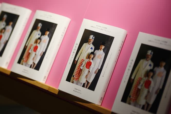 『みちのおくノート　みちのおくの芸術祭 山形ビエンナーレ2014 ドキュメント』アカオニデザイン＋みちのおくつくるラボ編、アートディレクションはアカオニの小板橋基希が担当。表紙は和合亮一×spoken words projectによる「わたしは鬼」より。左から高橋昌平、小板橋杏子、前田エマ。