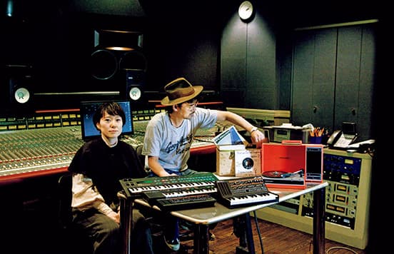 ベスト盤制作中のスタジオで。選曲に関しては「自分の意思より、スタッフの意見を聴きながら」（森）、「10代の人にも聴いてほしいですね」（中納）。