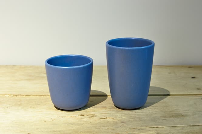 2階で扱う、徳島県大谷焼の里で生まれた《SUEKI CERAMICS》。徳島県産の材料にこだわり、赤土や阿波の青土を混ぜた釉薬が美しい色合いを生み出している。