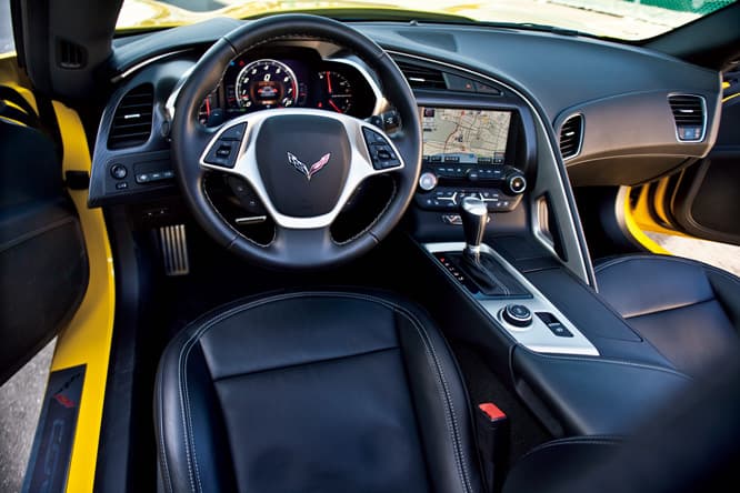 大きなボディに驚くほどタイトな運転席。こういうスポーツカーらしさは気分的に非常に重要なポイント。