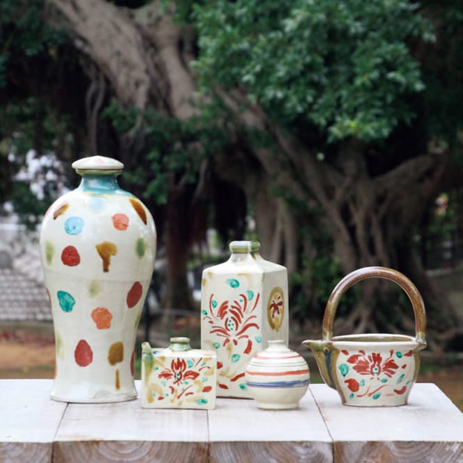 上江洲茂生　Shigeo Uezu　1,000円で買ったドラム缶の窯で焚いた赤絵シリーズ。左から／赤絵タワカシ20,000円、赤絵酒器14,580円、赤絵角瓶29,160円、赤絵丸壷5,400円、赤絵アイスペール17,500円。●1949年那覇市生まれ。80年読谷村に茂生窯を設立。