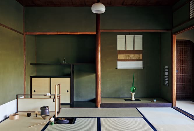 本席。西園寺公望の別邸〈坐漁荘〉の1階広間。床には、利休が今井宗久に宛てた「新茶の文」を軸装したものが飾られている。棚には光学ガラスでできた五輪塔に杉本博司の《海景》の写真を閉じ込めた、杉本博司作《光学硝子海景五輪塔》が置かれている。