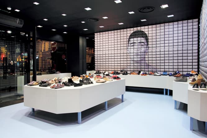 2014年秋冬の広告と、マルティ・ギセが手がけたパリのシェルシュ・ミディ店。