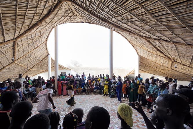 地元の人々の、集会や教育の場としても。http://www.thread-senegal.org/