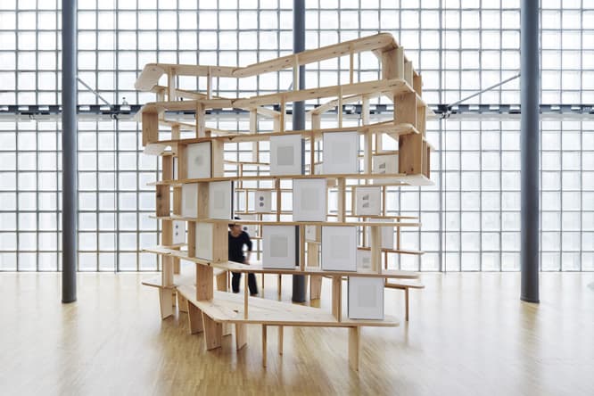 アトリエ・ワン《マンガ・ポッド〈ジャイアント〉》2015年　合板、雑誌　240×280×280cm　©Nacása &amp; Partners Inc. / Courtesy of Fondation d'entreprise Hermès