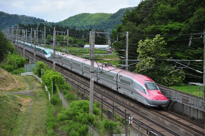 ロングノーズに赤い車体が印象的な秋田新幹線「こまち」（E6系）。長い鼻にも赤い色にもそれぞれ理由がある。
