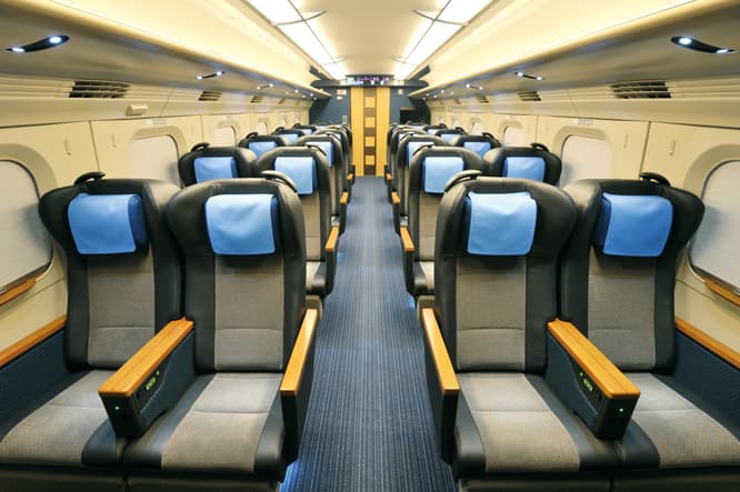 田沢湖の水の色をあしらった「こまち」（E6系）のグリーン車。