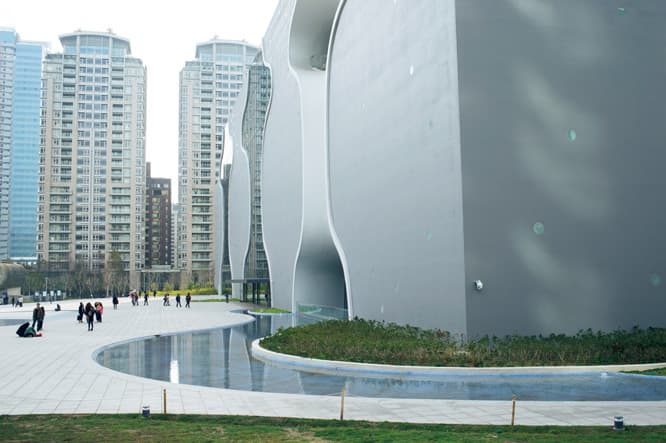 建物の形と連動するように緑や池をデザイン。