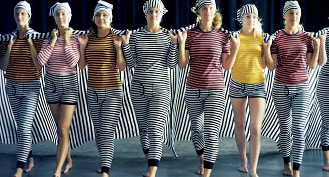 斬新で明るい色彩、開放感のあるデザインは、女性たちに新たなライフスタイルを提案した。