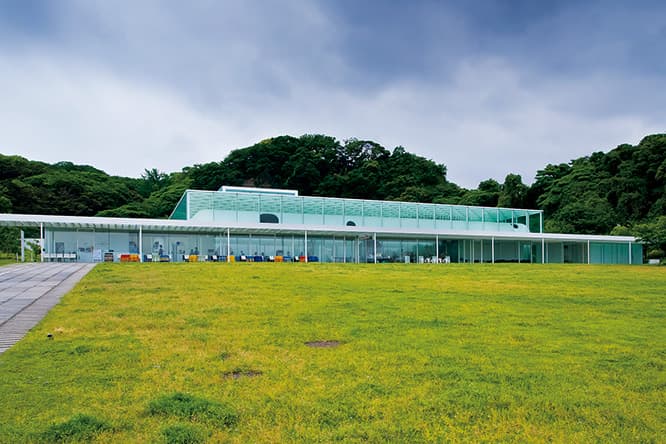 広々した前庭は〈海の広場〉と呼ばれる。