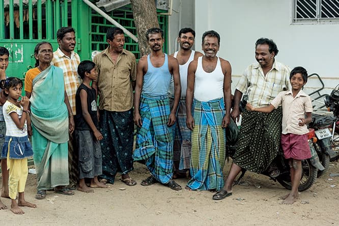 インドの男性が着こなすルンギ。