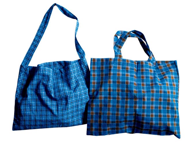 ワンハンドルの《VASANT ONE HANDLE TOTE》と大きめのトート《SHANTI TOTE BAG》。他にもミニサイズあり。800円〜。