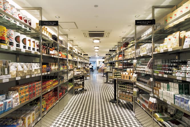 マーケットストア（物販）コーナーでは、食材をはじめ、スイーツ、ハウスウェア、料理、ベーカリーなどがフルラインアップで揃う、NY本店を思わせるスケール感。