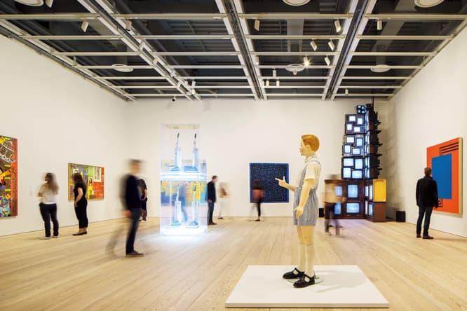 ナム・ジュン・パイク作品などが並ぶ80年代部屋。