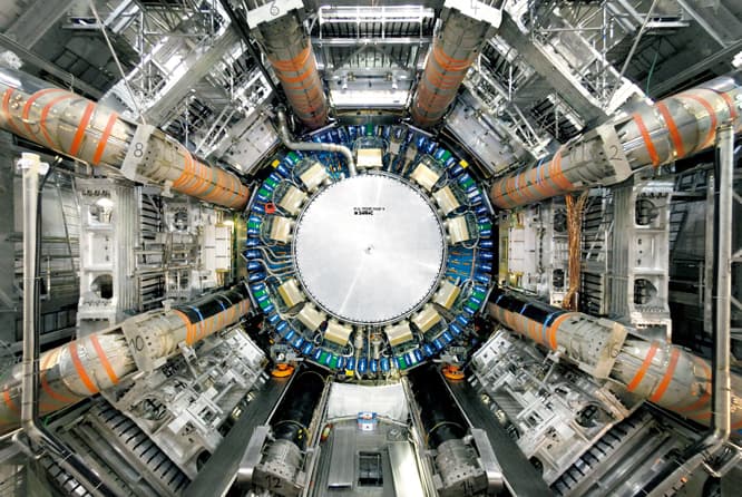 スイス・ジュネーブ郊外、フランスとの国境近くにあるCERN（欧州原子核研究機構）のアトラス検出器。photo_Claudia Marcelloni