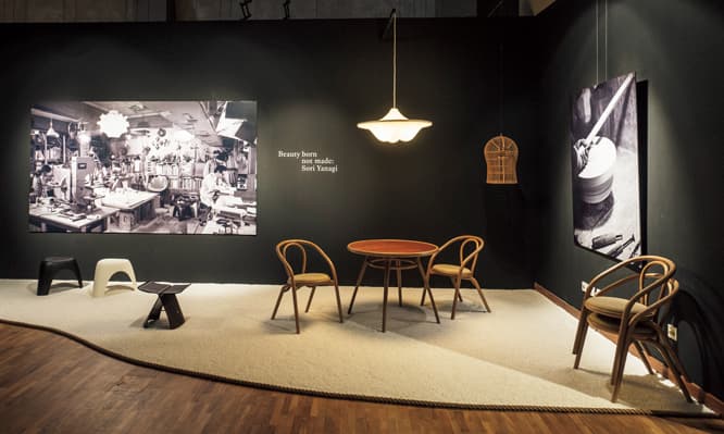 1999年、セゾン美術館での『柳宗理デザイン展』の設えを再現。