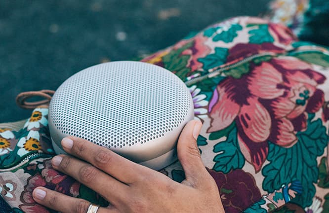 思わず手にして出かけたくなる、超軽量スピーカー《Beoplay A1》。