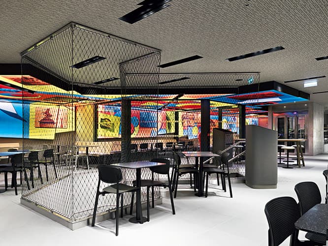 アーティスト、フランク・ヒュルスボメールによるライトボックスが優しい光で店内を満たす。　Light box visuals by SND &amp; Frank Hülsbömer